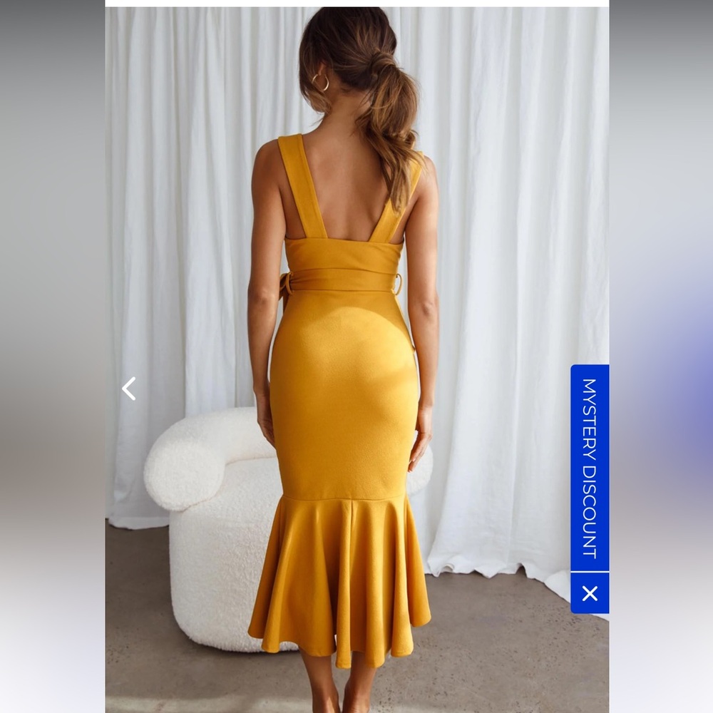 Selfie Leslie Brand new with tags Gorgeous curve hugging dress - Picture 5 of 5